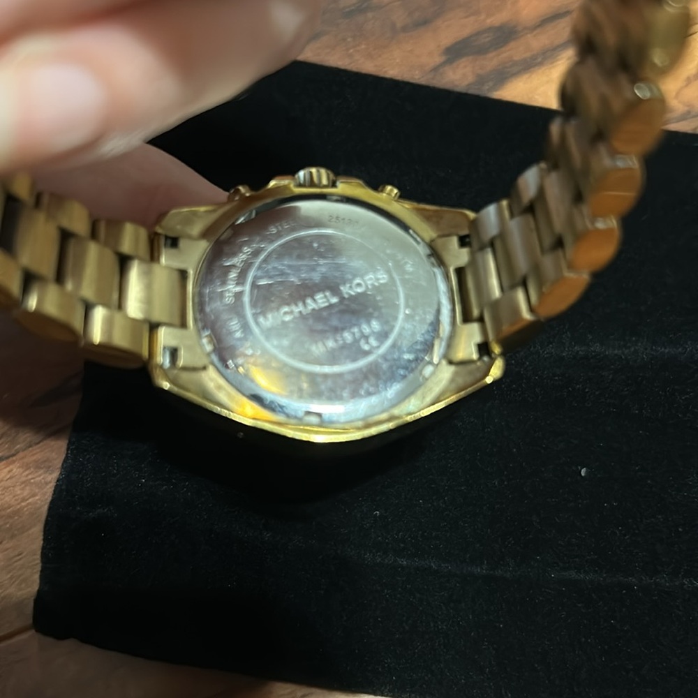 Michael Kors Women’s Watch Gold Tone - Picture 8 of 8